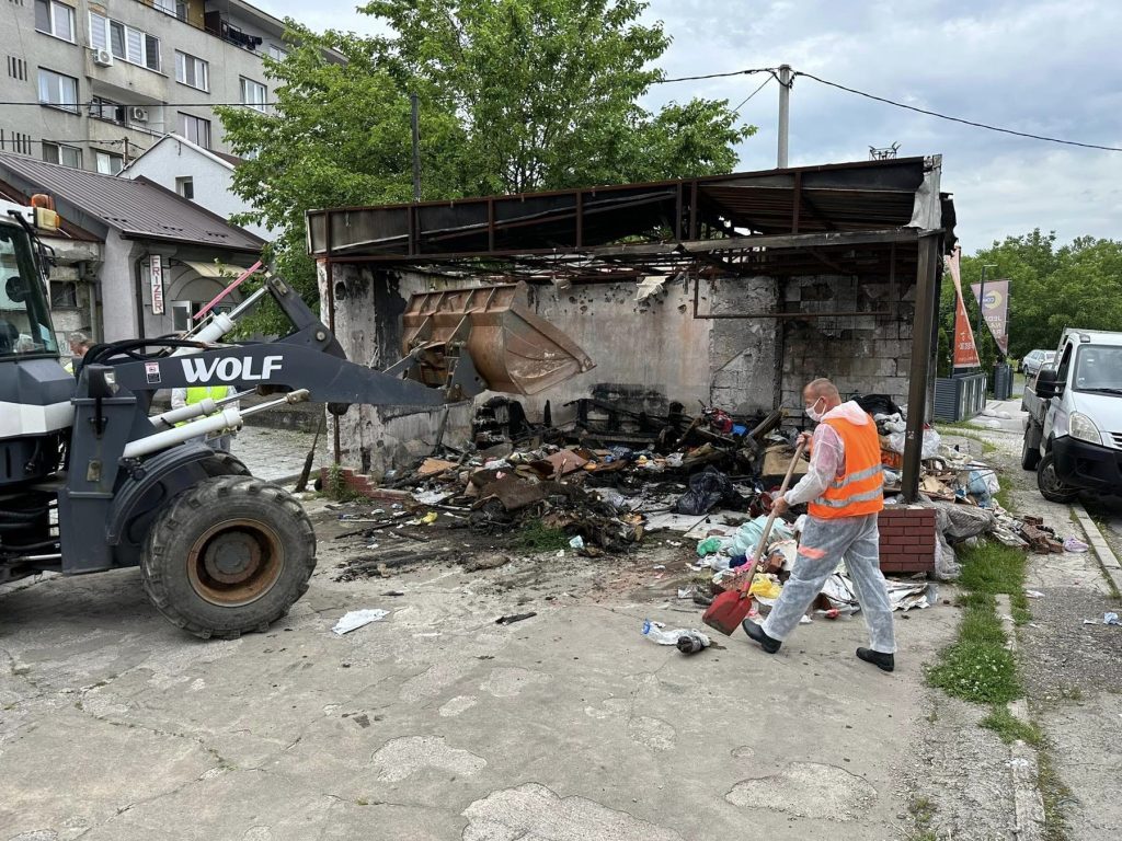 očišćena deponija smeća u tuzlanskom naselju miladije, inspektori na terenu (foto)