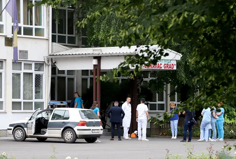 Sud u Lukavcu odredio pritvor ocu tinejdžera koji je ranio nastavnika