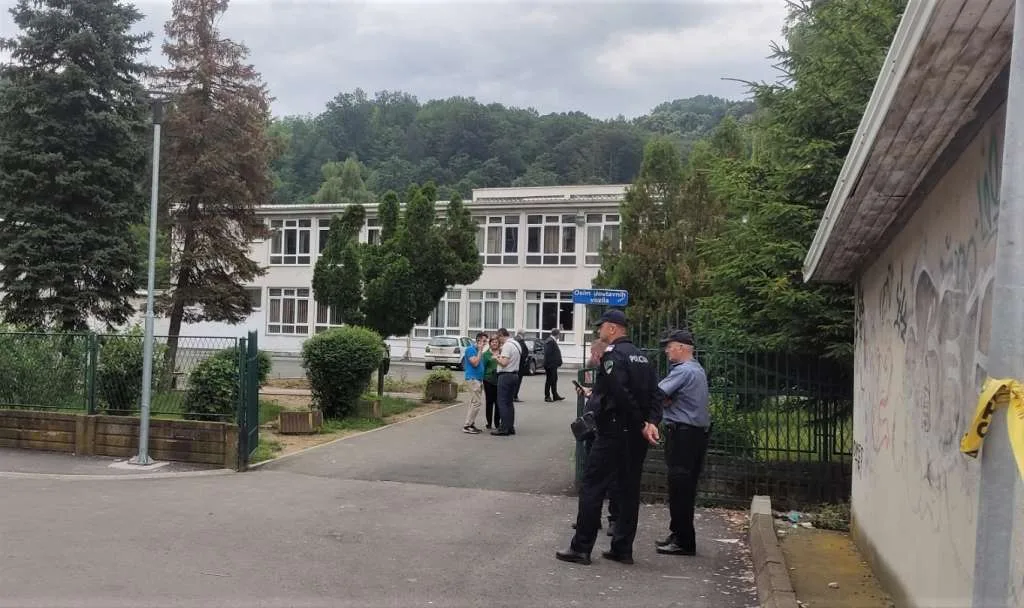 Ranjeni nastavnik iz Lukavca je stabilno, ali i dalje je ugrožen