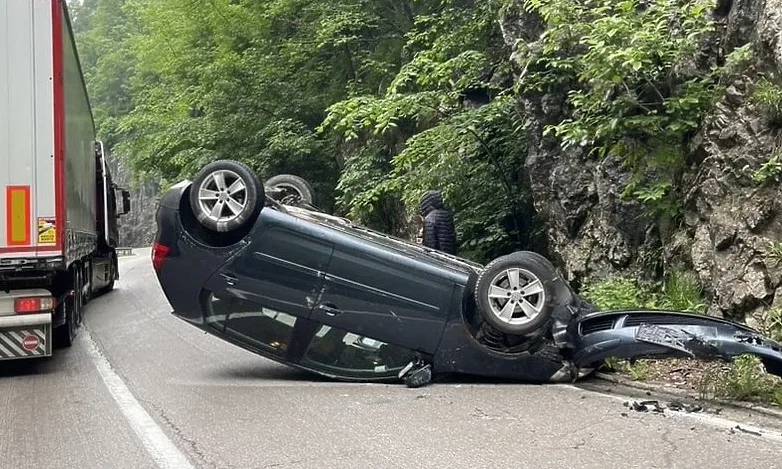 Kod Kladnja automobil završio na krovu