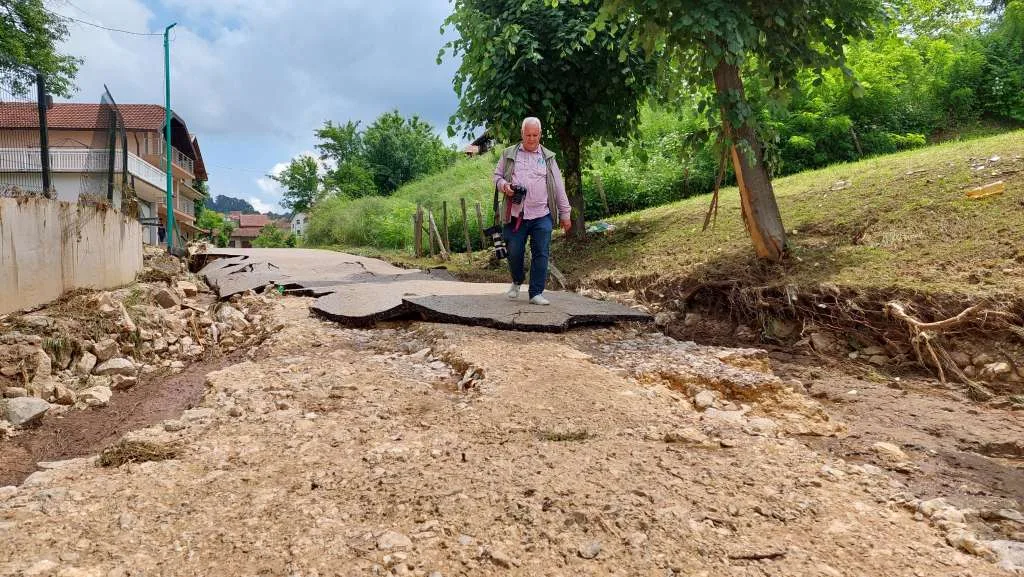 U Teočaku strahuju od pojave klizišta, bujične vode prouzročile milionske štete na putevima |