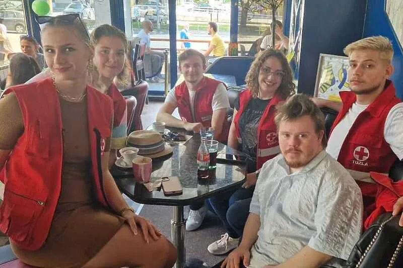 Kafić u kojem rade osobe s Downovim sindromom pun posjetitelja nakon što su najavili bankrot