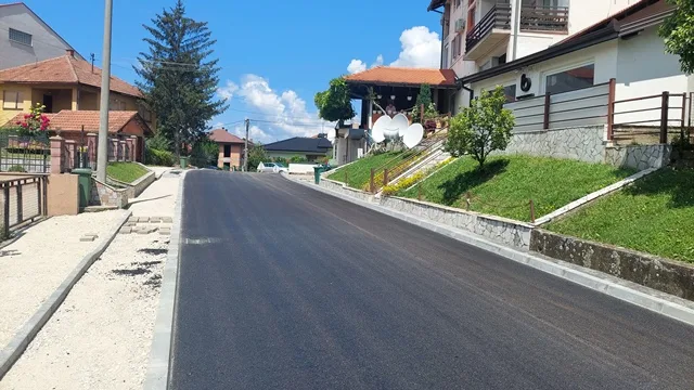 Asfaltiranje ulice 1. marta u Gradačcu