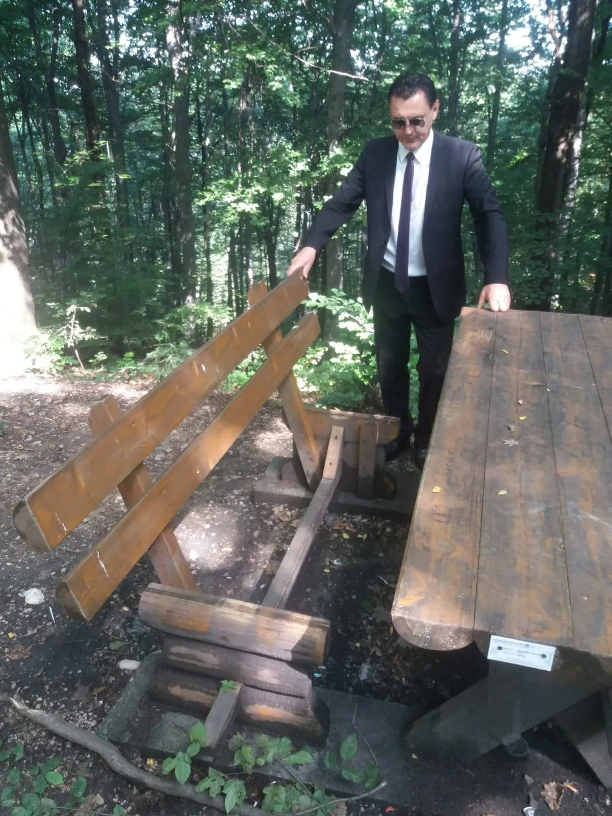 Vandali na tuzlanskoj Ilinčici ponovo u akciji: Uništene klupe i kante za smeće (FOTO)