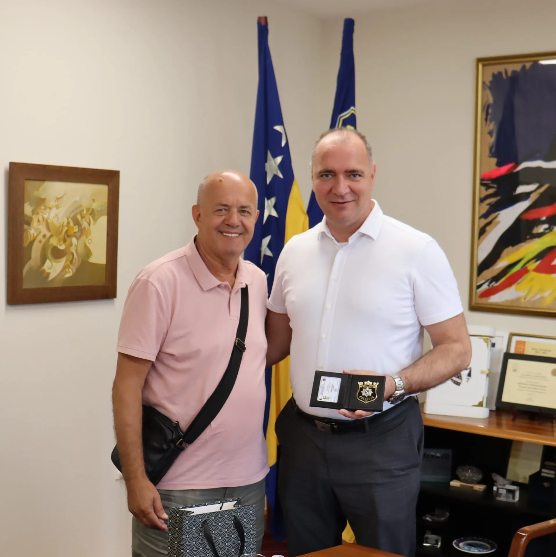 Gradonačelniku Lugaviću uručena kartica počasnog člana Udruženja pripadnika policije ‘91- ‘95 „4. April“ Tuzla