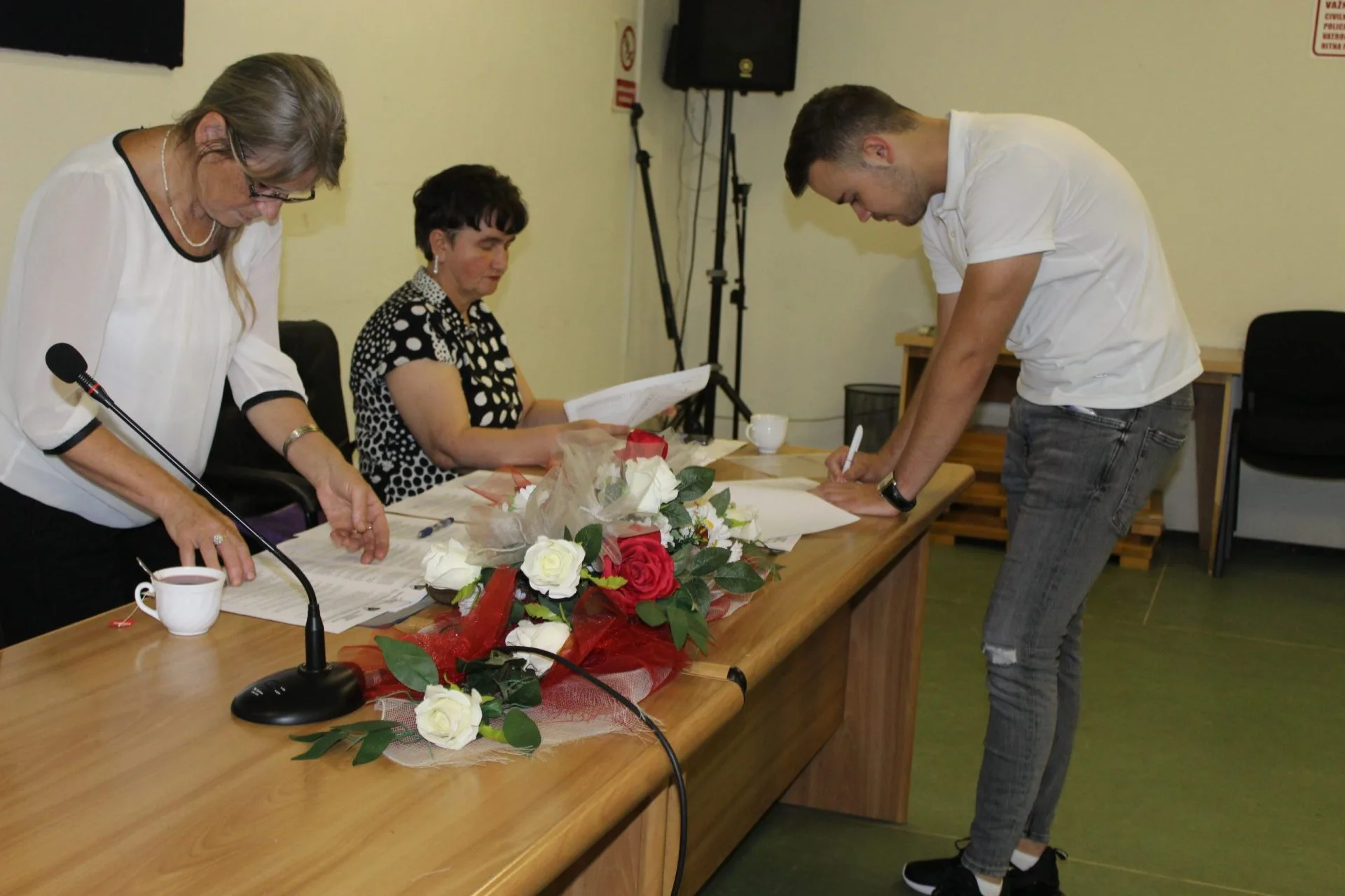 44 učenika sa područja Općine Sapna potpisalo ugovore o stipendiranju