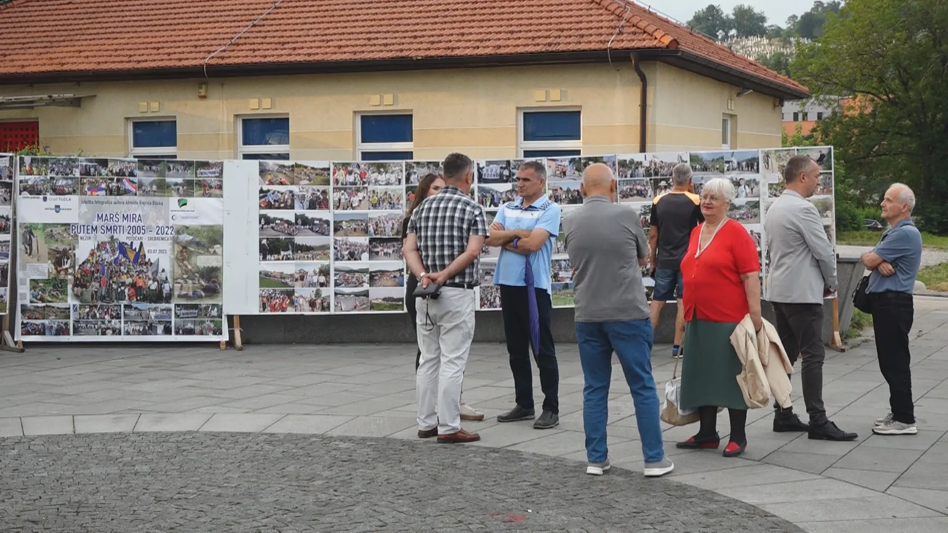 (VIDEO) Juče je prezentovana izložba poznatog tuzlanskog fotoreportera Blicka: “Marš mira-putem smrti 2005-2022”
