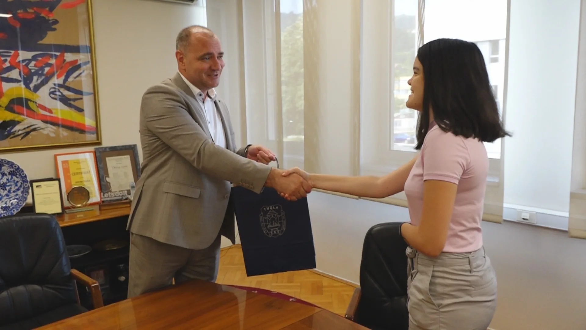 (Video) Gradonačelnik Tuzle Zijad Lugavić upriličio prijem za gimnazijalku Amilu Pašić dobitnicu bronzane medalje na 27. Juniorskoj balkanskoj matematičkoj olimpijadi održanoj u Albaniji