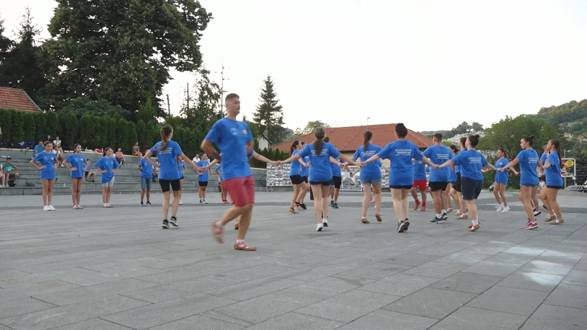 (VIDEO) Folklorni ansambl “Panonija” putuje na folklorne susrete u Bugarsku