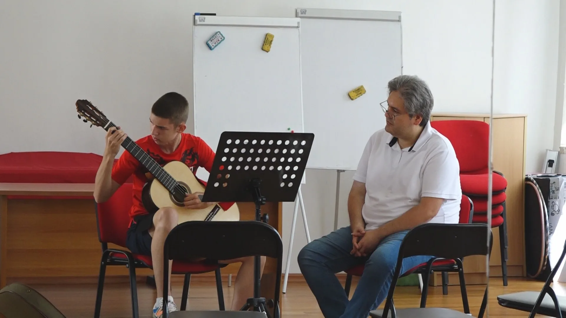 (VIDEO) U toku intenzivne radionice sa mladim gitaristima