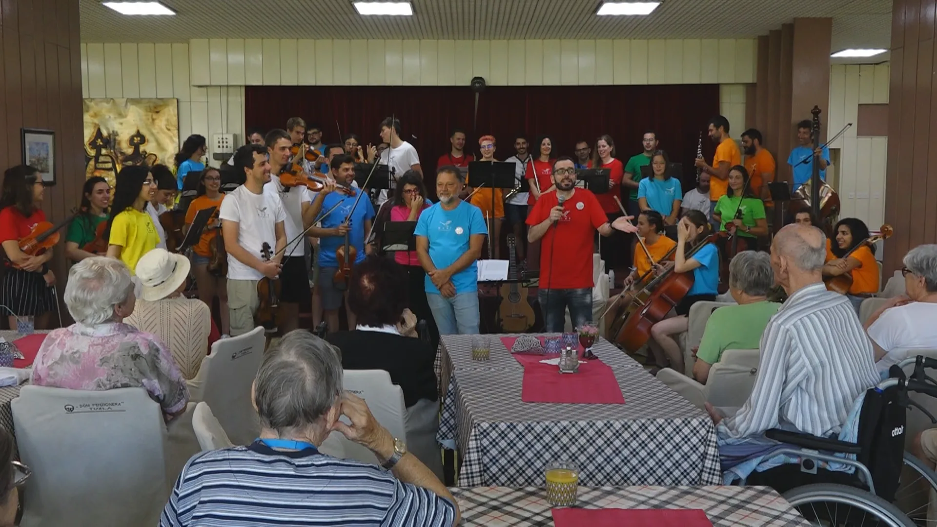 (Video) Španski orkestar Orcas zabavljao štićenike Doma penzionera Tuzla