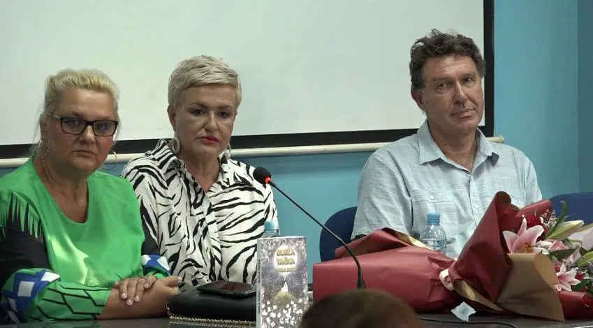 (VIDEO) Promovisana prva zbirka priča novinarke Amile Zonić – “Bijela Tačka”