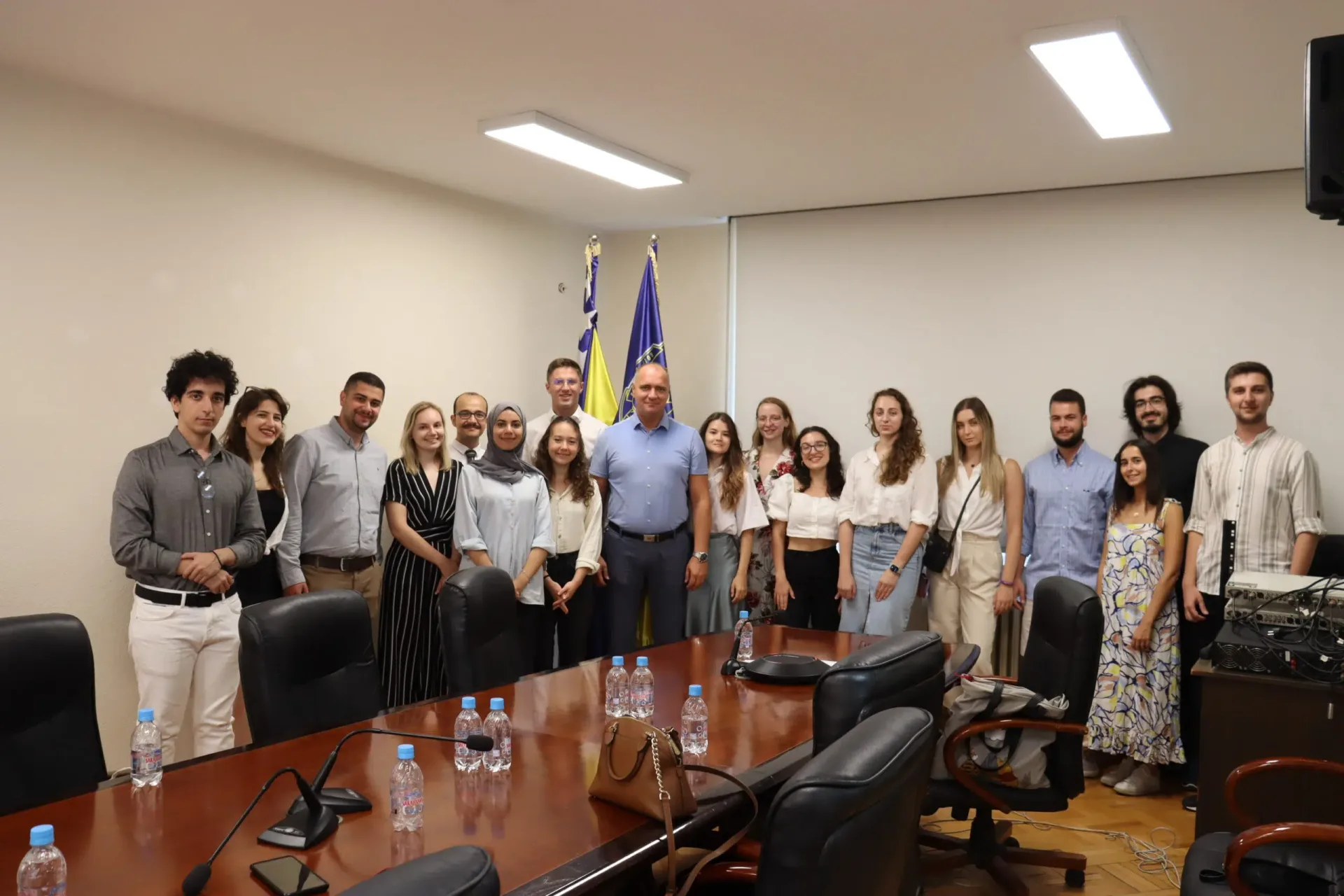 Predstavnici udruženja studenata medicine BoHeMSA zajedno sa studentima na razmjeni u BoHeMSA LC Tuzla na sastanku kod gradonačelnika Tuzle