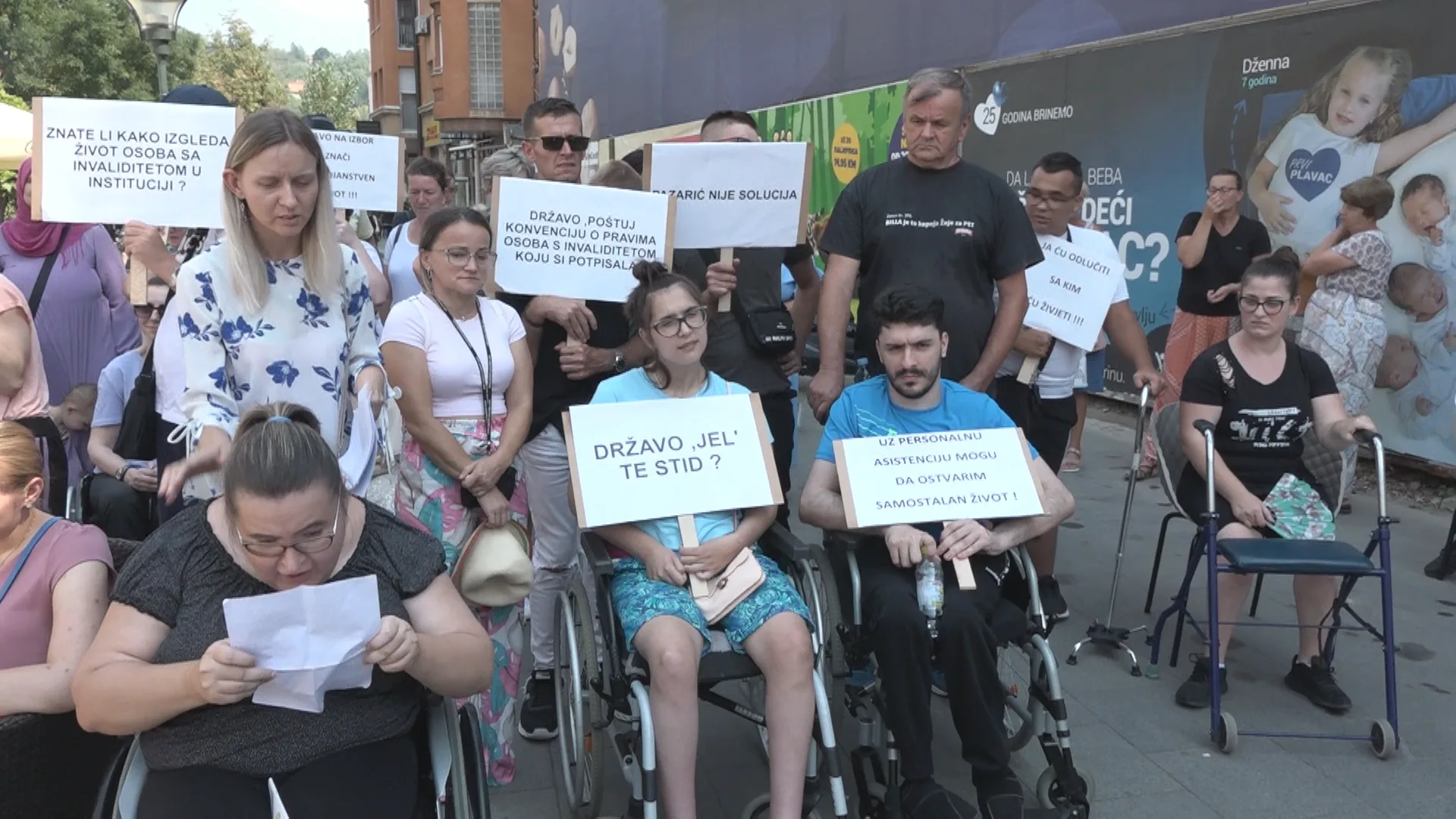 (Video) I.C. Lotos:  Održan protest aktivista povodom fizičkog zlostavljanja štićenika u Zavodu “Pazarić”