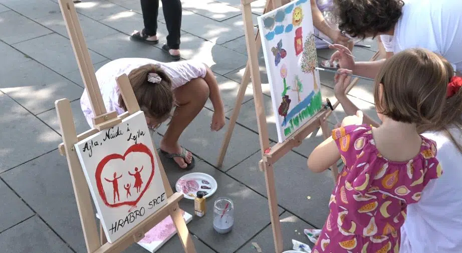(VIDEO) UG “Hrabro SRCE”: Manifestacija „Novi temelji izgradnje kulturne zajednice Grada Tuzle – Planet mašte“