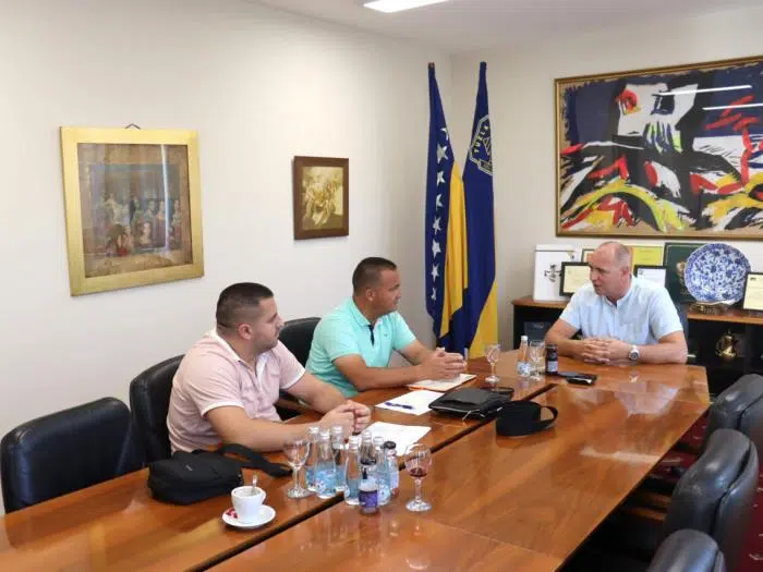 Gradonačelnik Lugavić održao sastanak sa predstavnicima tuzlanskog preduzeća Saobraćaj i komunikacije