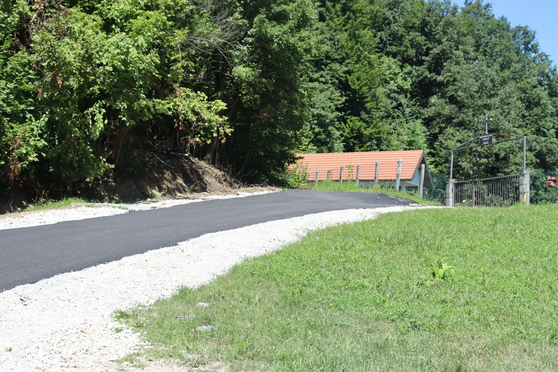 Grad Tuzla: U Dobrnji završena sanacija puta do groblja Čanići