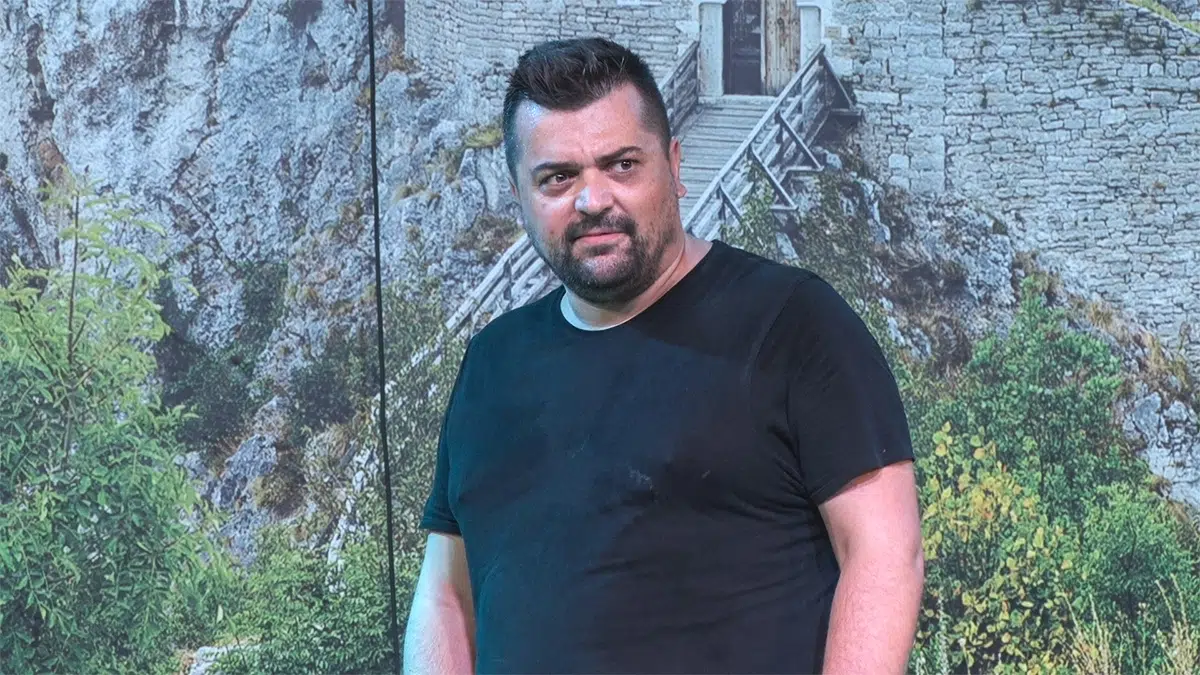 “Rod i dom” – monodrama Irfana Kasumovića sinoć na sceni OGUS-a
