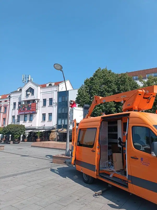 Postavlja se nova, energetski efikasnija i kvalitetnija rasvjeta na Trgu slobode u Tuzli