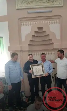 Polaznici mekteba u Pribavi efendiji Amelu poklonili hadž –