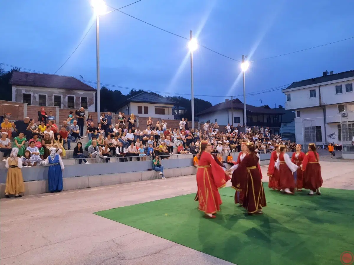 Na rukometnom igralištu upriličena smotra folklora –