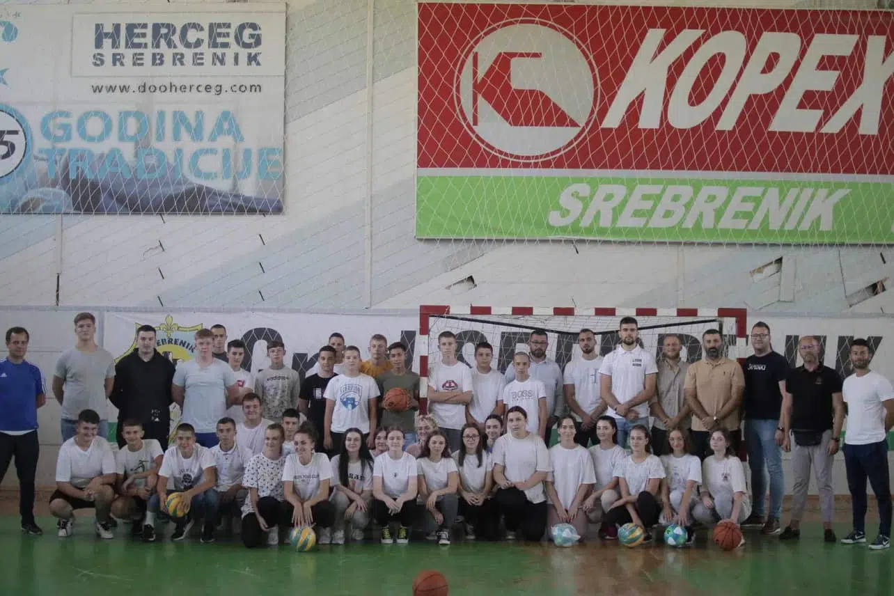 Gradonačelnik Adnan Bjelić uručio lopte srebreničkim školama – Uspješni sportisti učenicima govorili o značaju bavljenja sportom