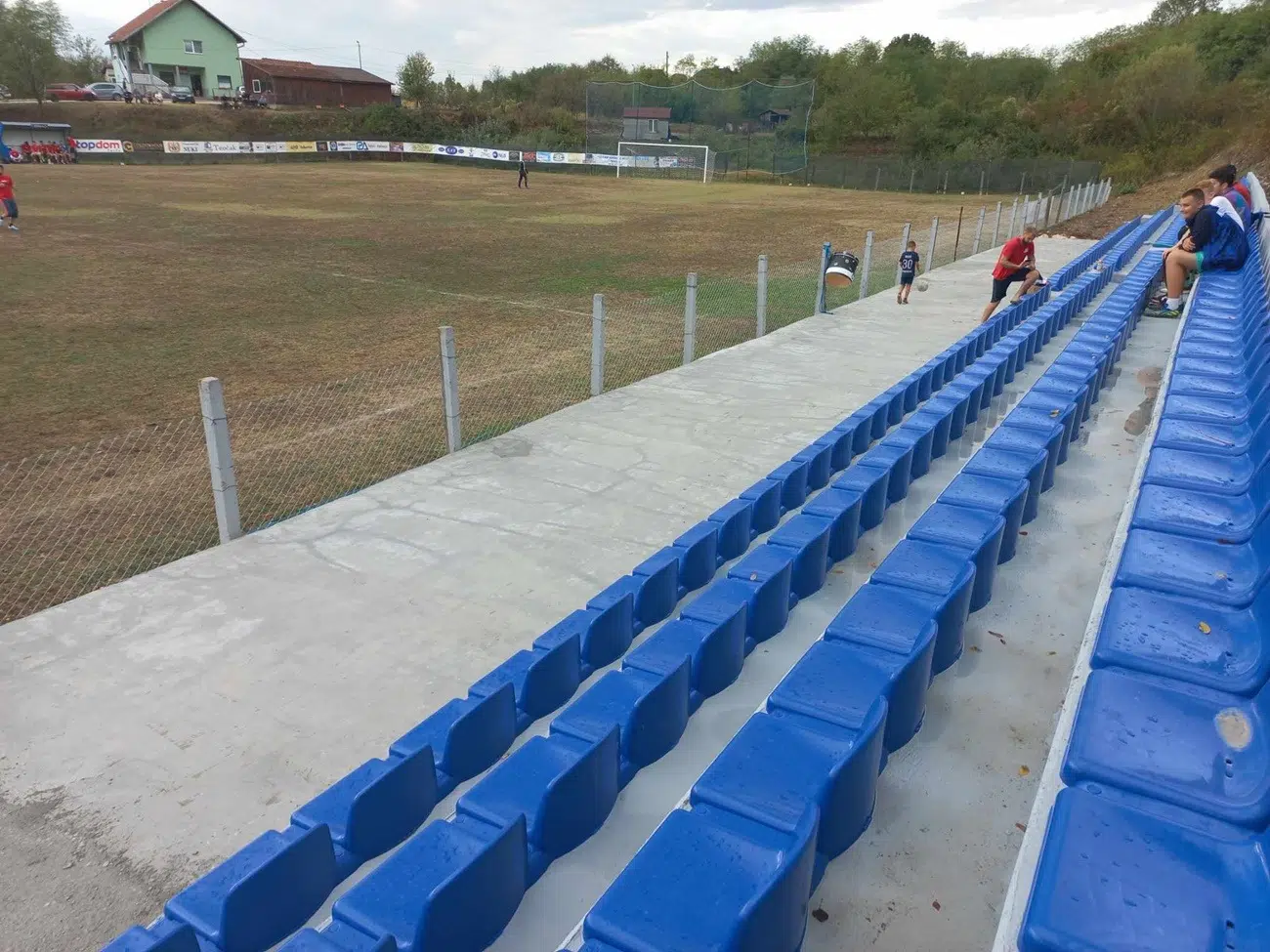 Stadion u Mumbašićima dobio tribinu sa 275 sjedećih mjesta (VIDEO)