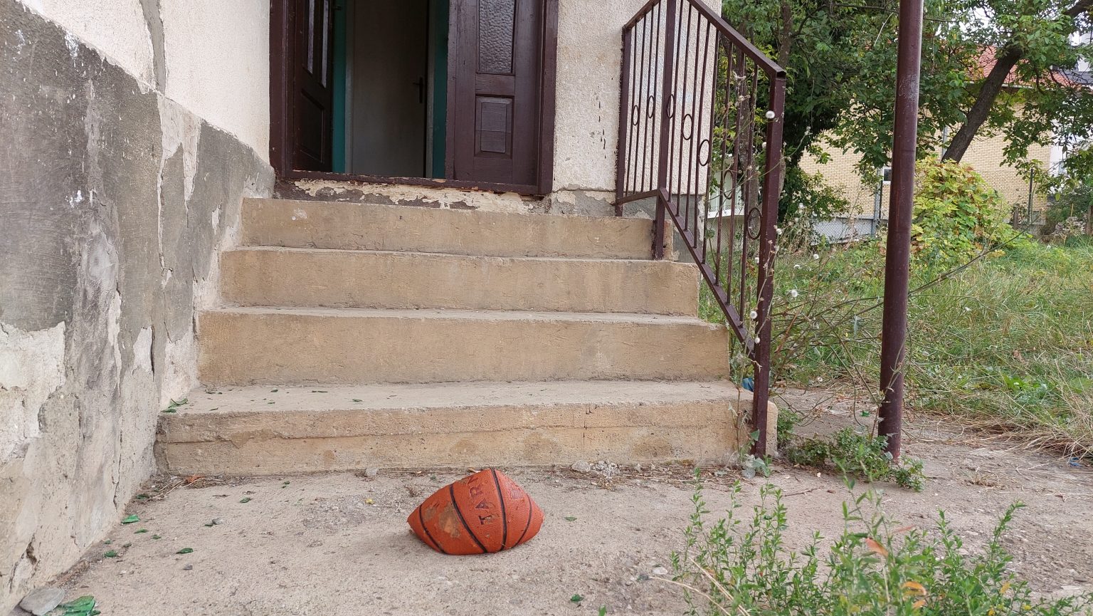 morbidno: isječenu košarkašku loptu bacili ispred kuće edina salaharevića u vlasenici