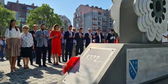 Delegacije Vlade i Skupštine prisustvovale obilježavanju Dana grada Lukavac –