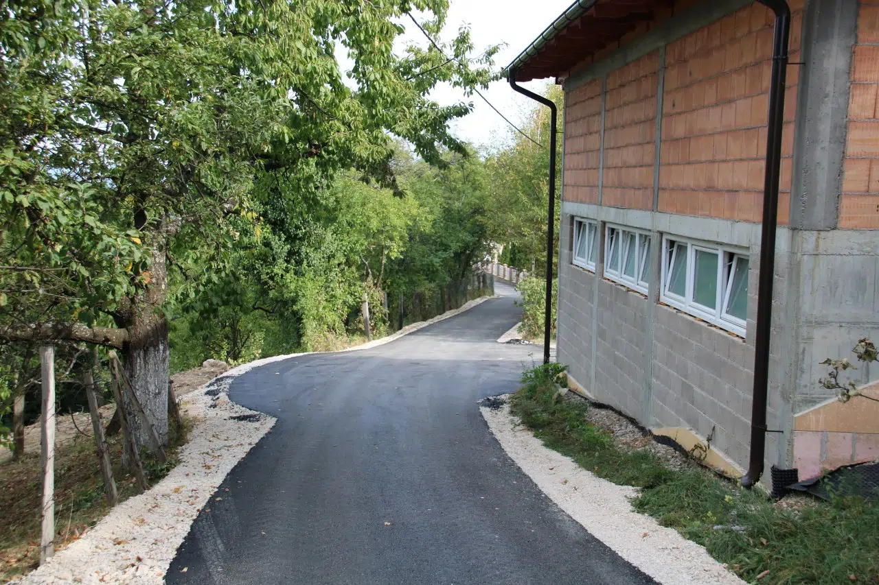 Završena rekonstrukcija i asfaltiranje puta za Durakoviće u MZ Kobilići (FOTO)