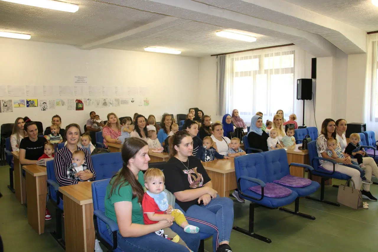 Općina Sapna sa po 300 KM nagradila majke porodilje (FOTO+AUDIO)