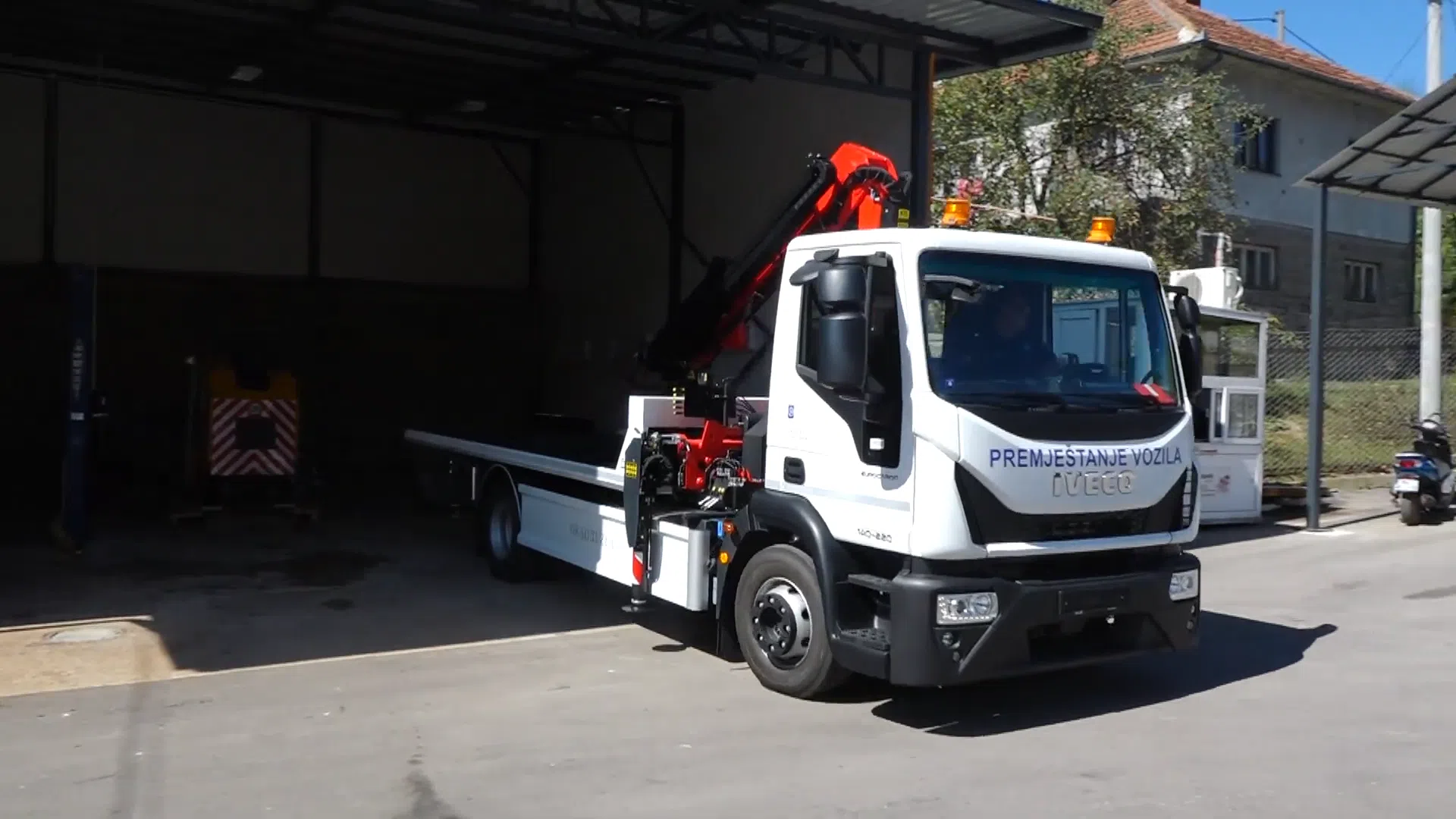(VIDEO) Od danas će nepropisno parkirane automobile uklanjati pauk