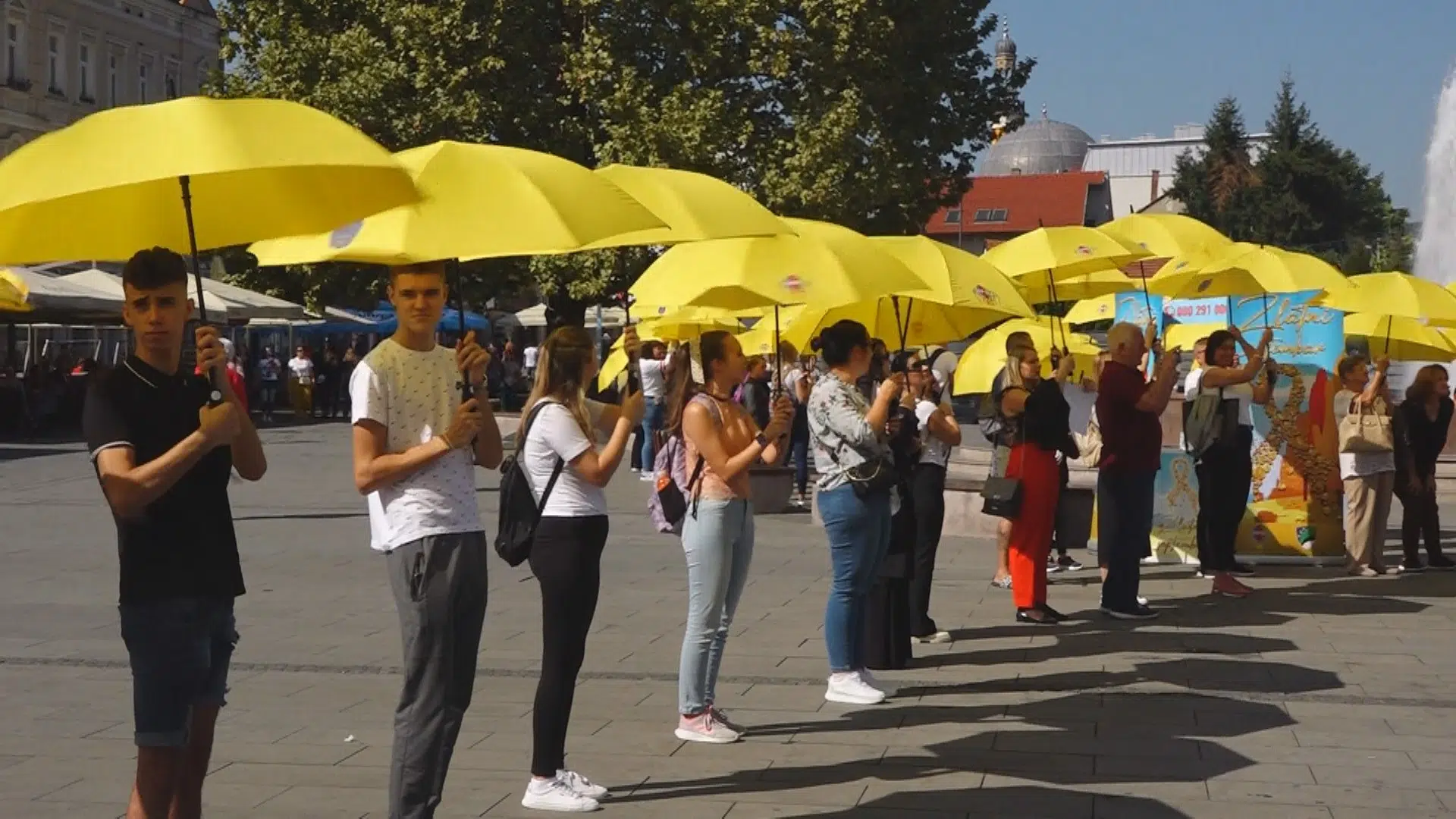 (Video)Podrška djeci oboljeloj od raka: Na Trgu slobode oblikovana “živa ljudska zlatna vrpca”