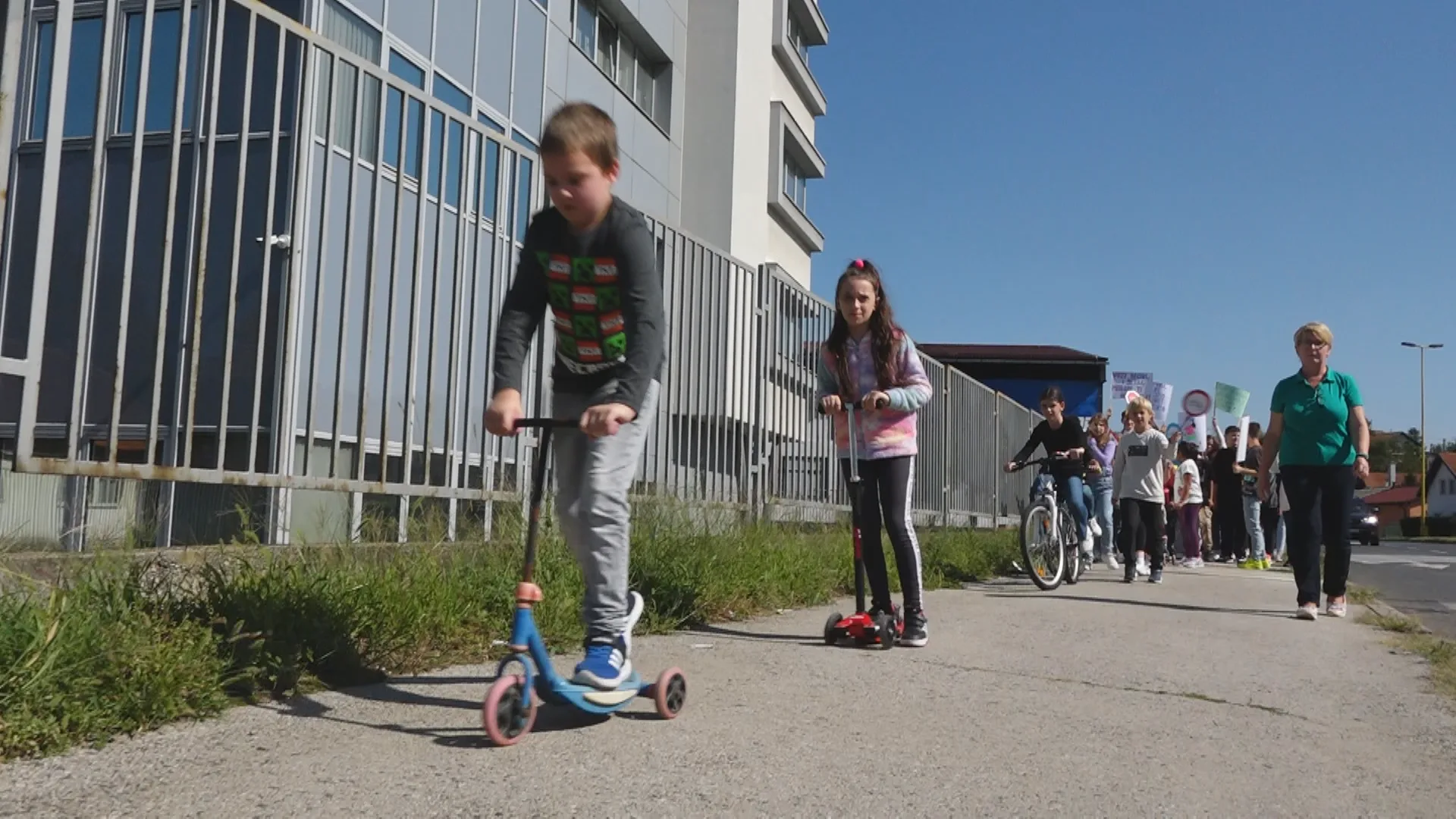 (Video) U Tuzli upriličene aktivnosti promocije bezbijedne mobilnosti “EKO romobilijada”
