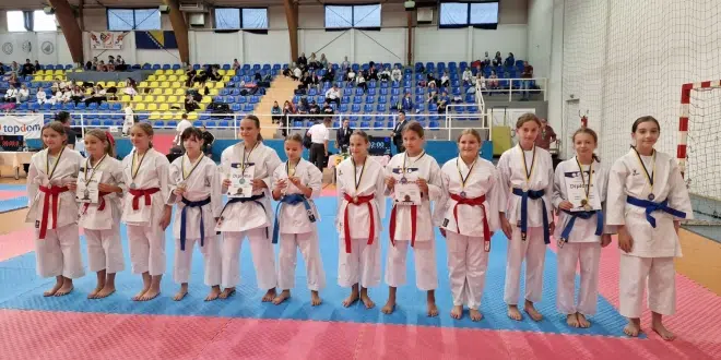 KK “1. Mart” Srebrenik na karate Kupu u Lukavcu osvojio sedam medalja –