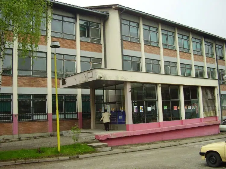 U blizini Osnovne škole Miladije pretučen djed koji je došao po unuka