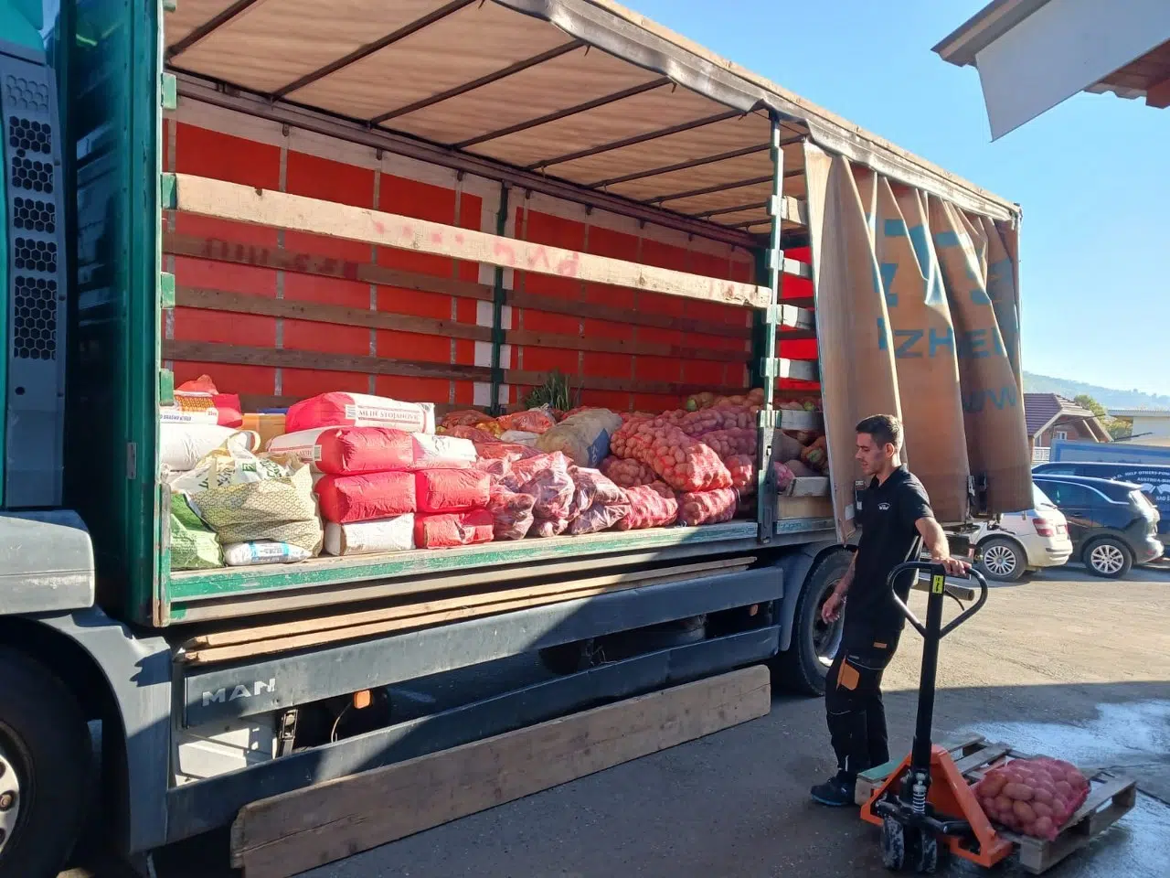 OPZ “Agrofarmer” iz Janje donirala 4 tone povrća i drugih namirnica narodnoj kuhinji “Help Others” u Vitinici