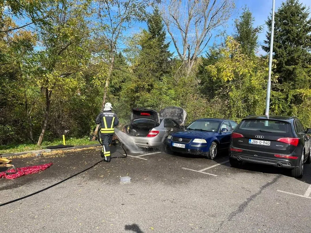 U Tuzli se gorio automobil, jedna osoba povrijeđena