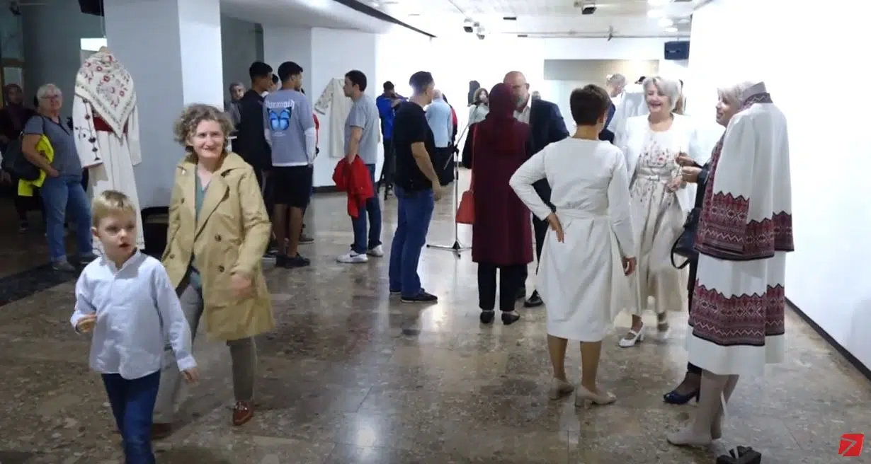 (Video) U Bosanskom kulturnom centru TK otvorena izložba “Narodne nošnje sjeveroistočne Bosne“