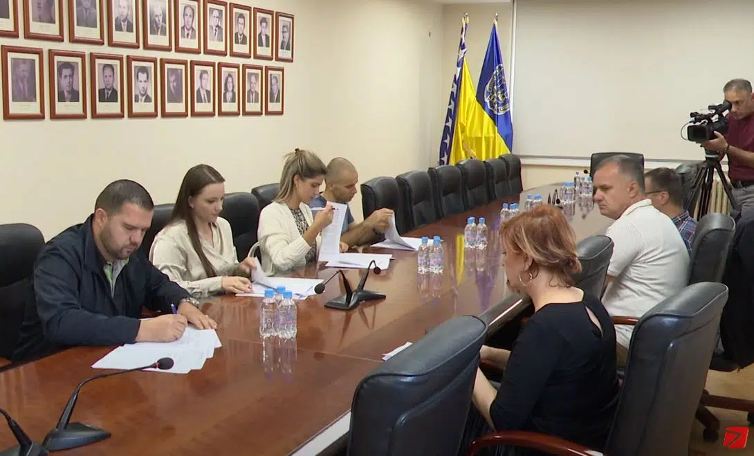 (Video) Grad Tuzla: Potpisani ugovori o dodjeli finansijske i stručne podrške osnivanju vlastite samostalne djelatnosti