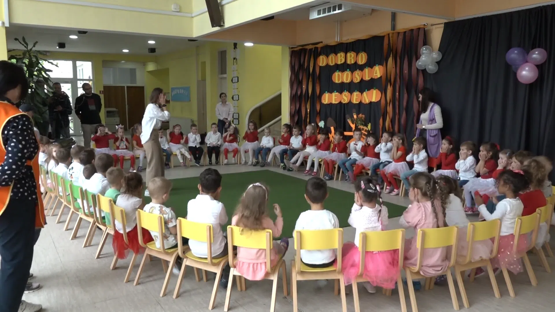 (Video) Muzičkom radionicom u vrtiću Pčelica počele aktivnosti u okviru Međunarodnog dječijeg festivala Vezeni most
