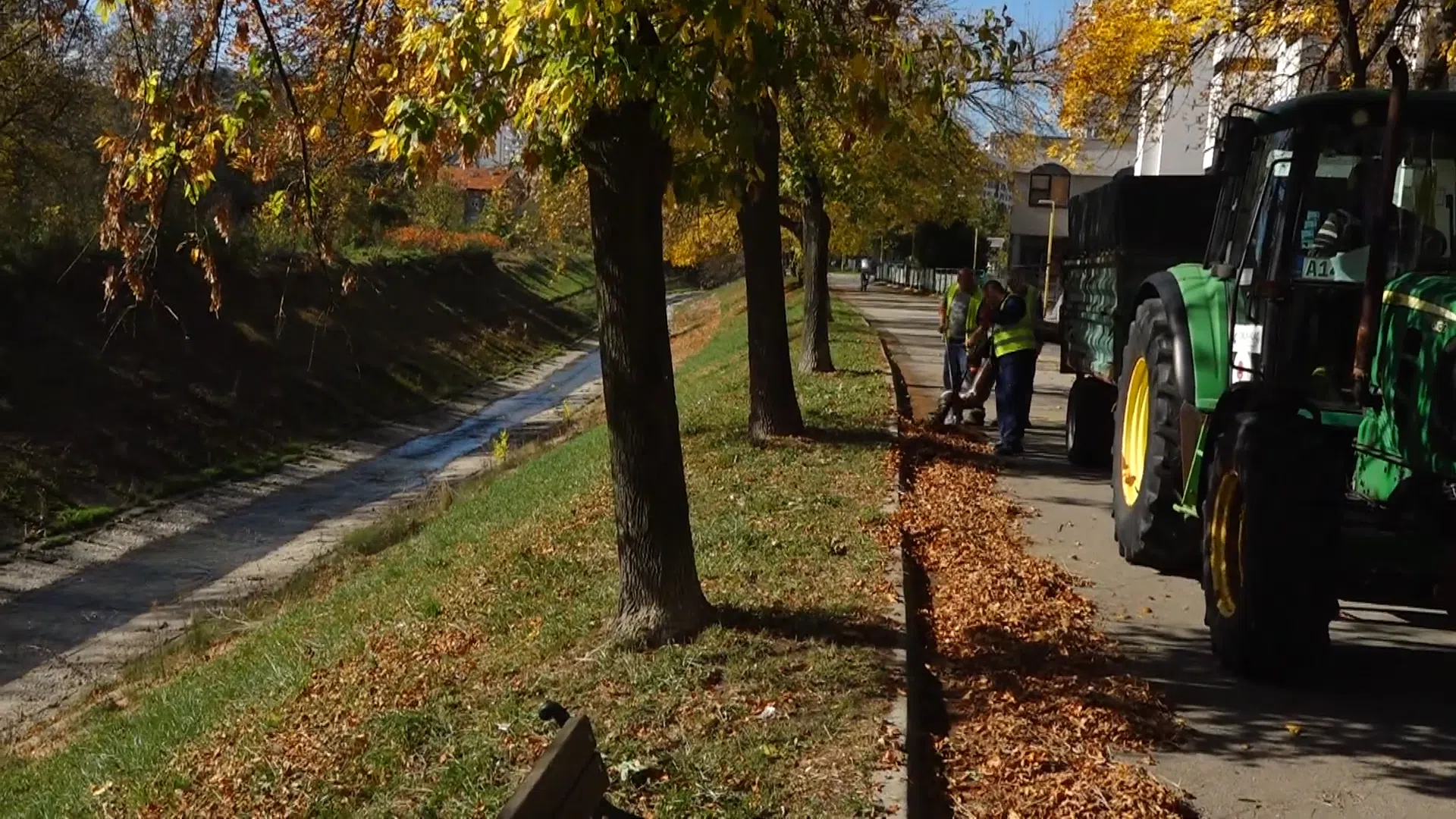 (Video) Radnici JKP Komunalac provode aktivnosti jesenjeg uređenja grada