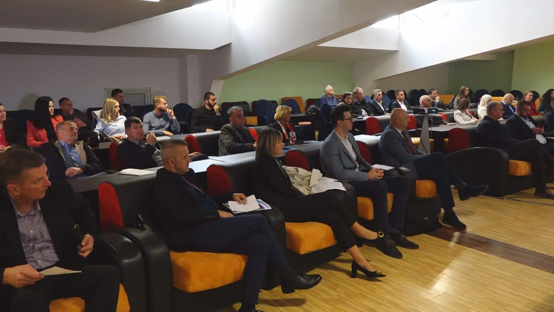 (Video) U Tuzli održana panel diskusija o smanjenju energetskog siromaštva na području TK