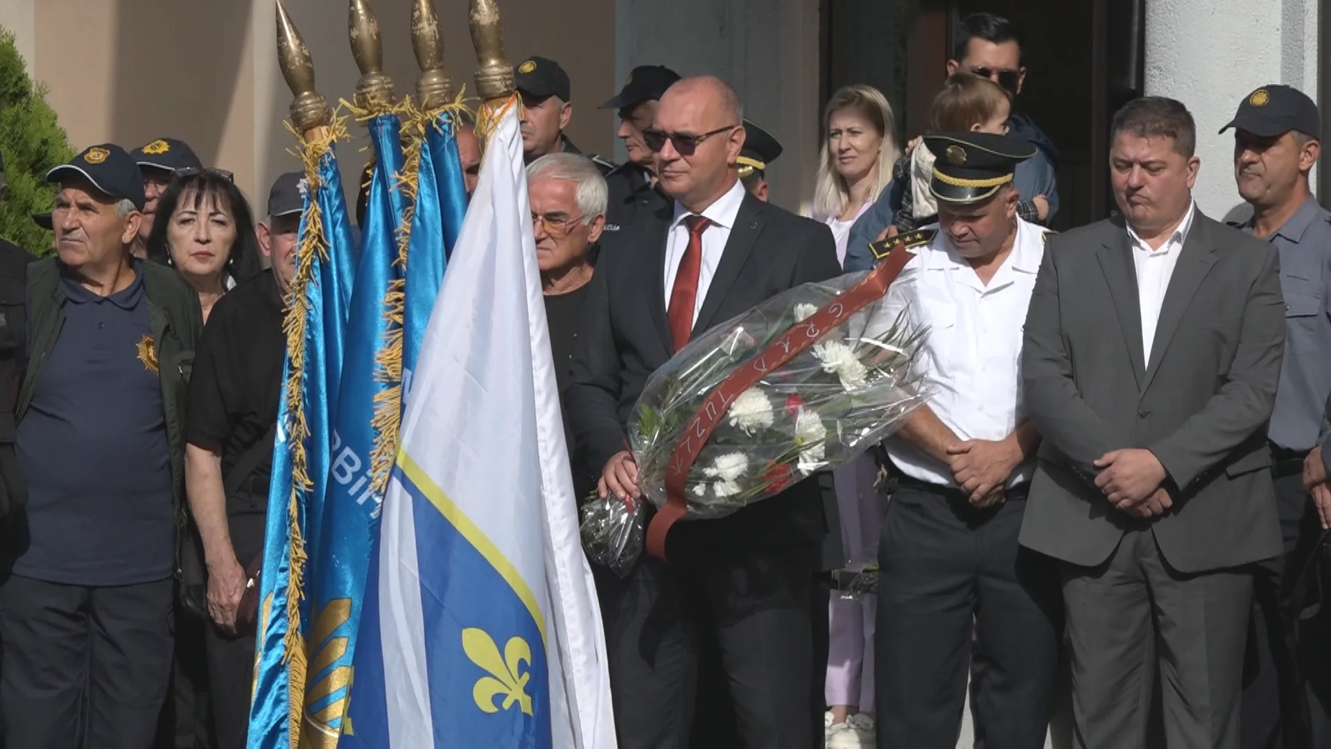 (Video) MUP TK: Položeno cvijeće na spomen-ploče poginulim pripadnicima policije TK