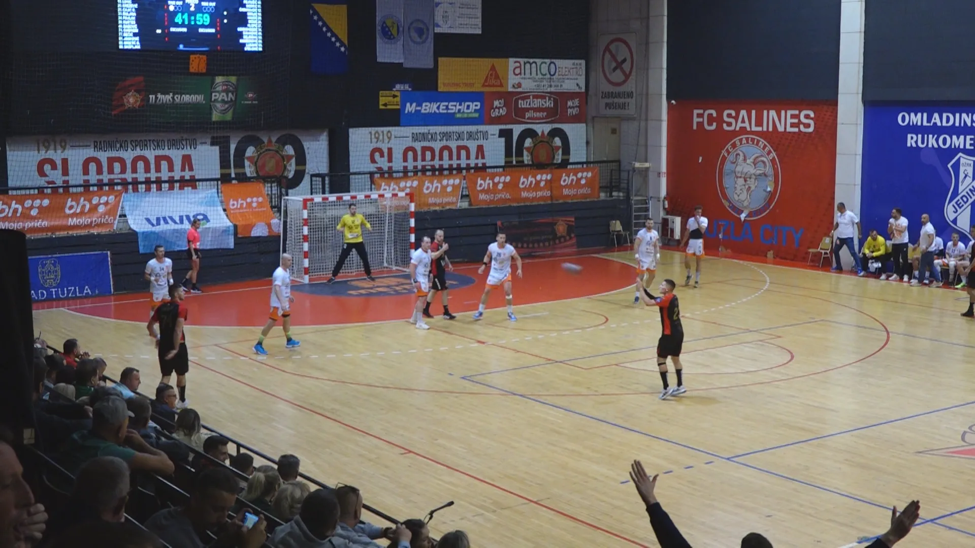 (Video) Rukometni komšijski derbi između Slobode i Konjuha završio bez pobjednika