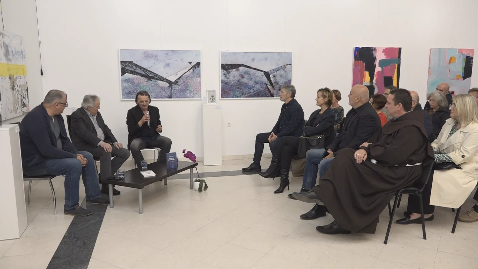 (Video) U Tuzli promovisan roman “U sjeni fantoma”