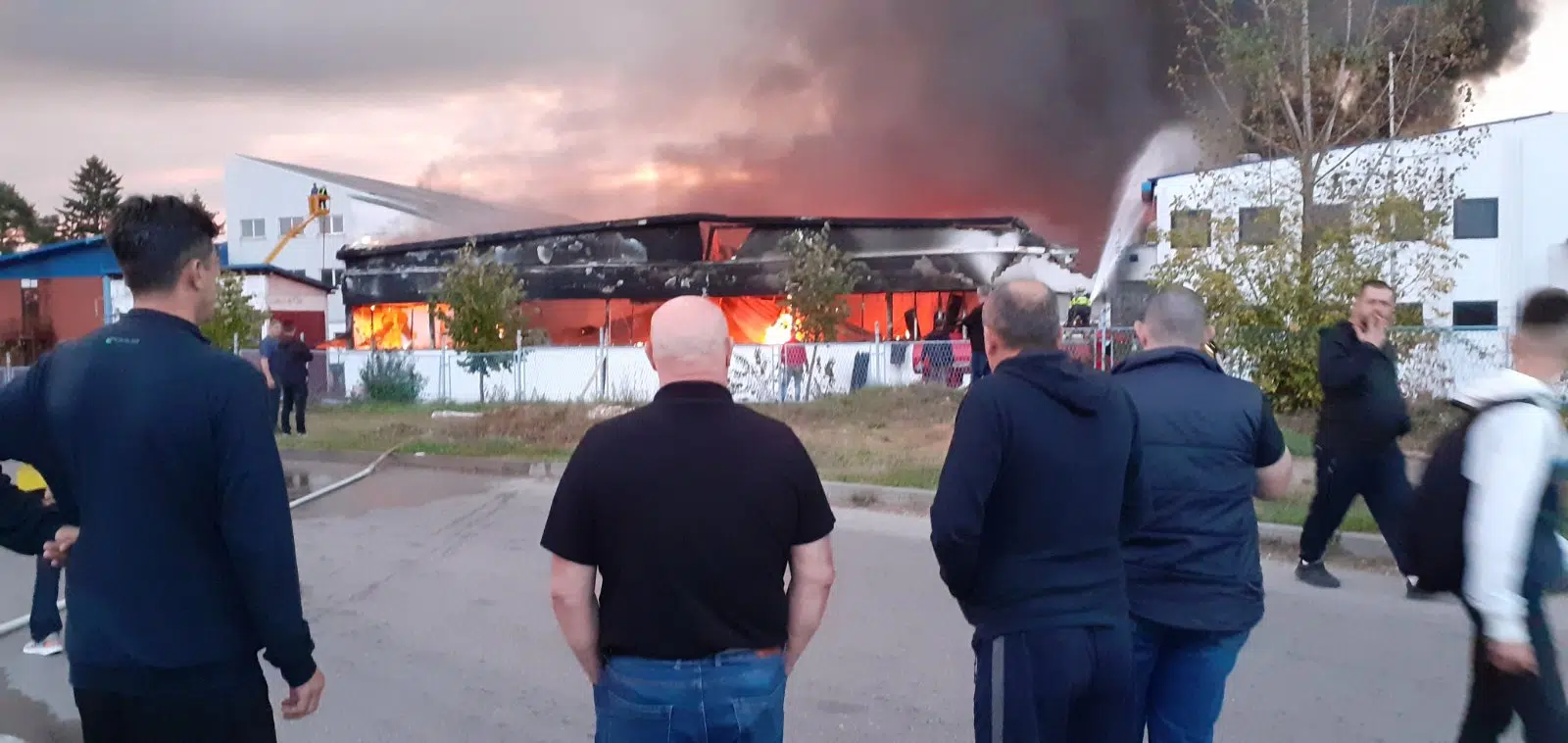 Jedna osoba povrijeđena u velikom požaru koji je zahvatio fabriku Kulu Gradačac