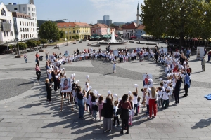 mali i veliki filantropi na trgu slobode u tuzli: 200 mališana iz tuzle poslalo poruku dobrote i ljubavi