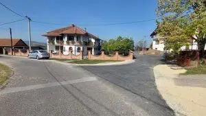 Asfaltirana tri putna pravca