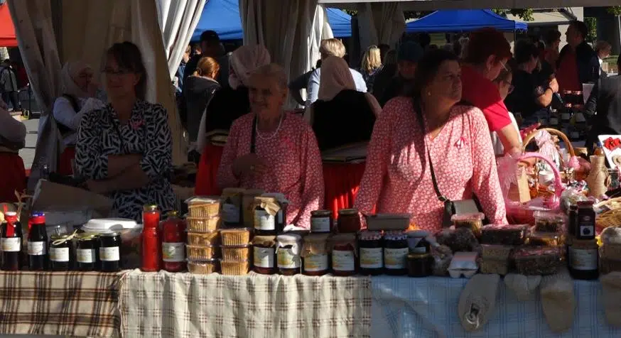 (VIDEO) Trg slobode: Upriličen tradicionalni Sajam proizvoda žena sa sela